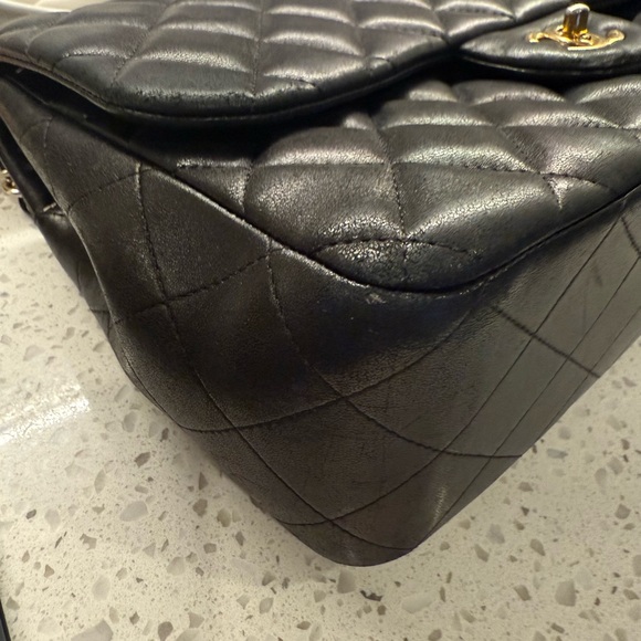 Classic jumbo Chanel black leather double flap with gold hardware - Picture 6 of 7